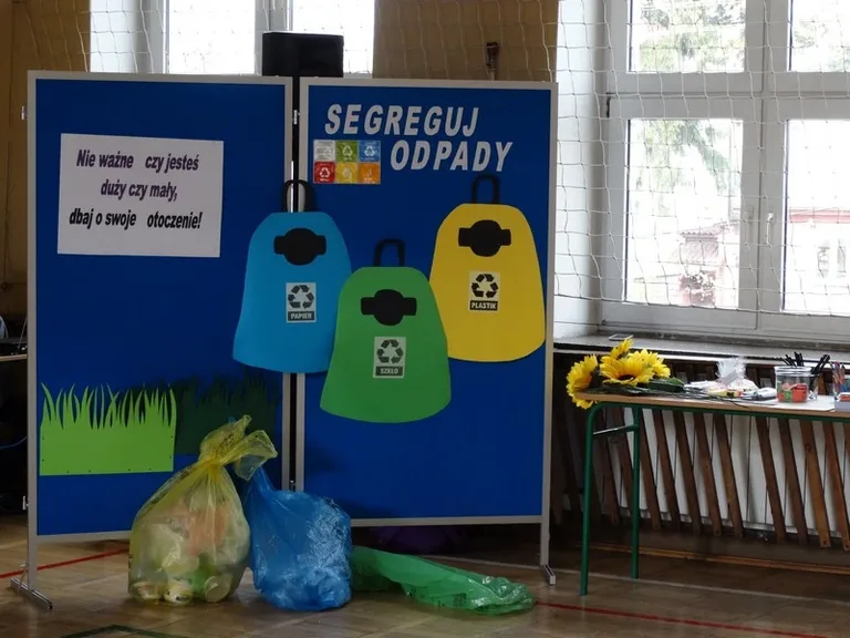 Uczniowie SP nr 1 uczcili Dzień Ziemi (zdjęcia)