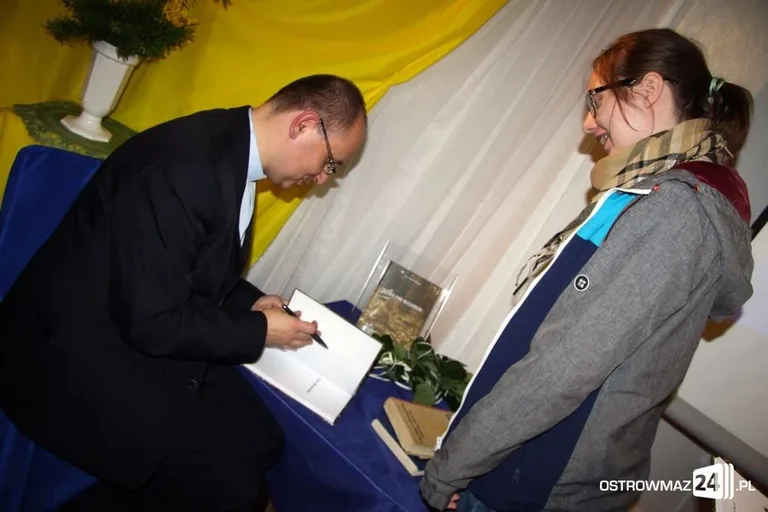 Spotkanie z ks. Figlem w bibliotece (zdjęcia)