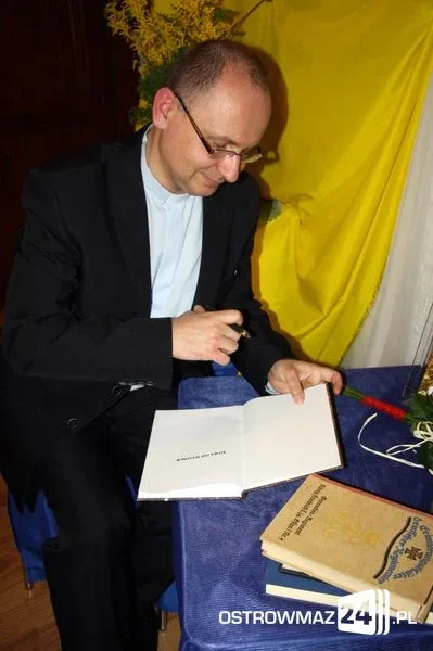 Spotkanie z ks. Figlem w bibliotece (zdjęcia)