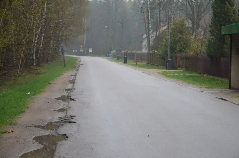 Powiat podpisał umowę na przebudowę drogi (zdjęcia)