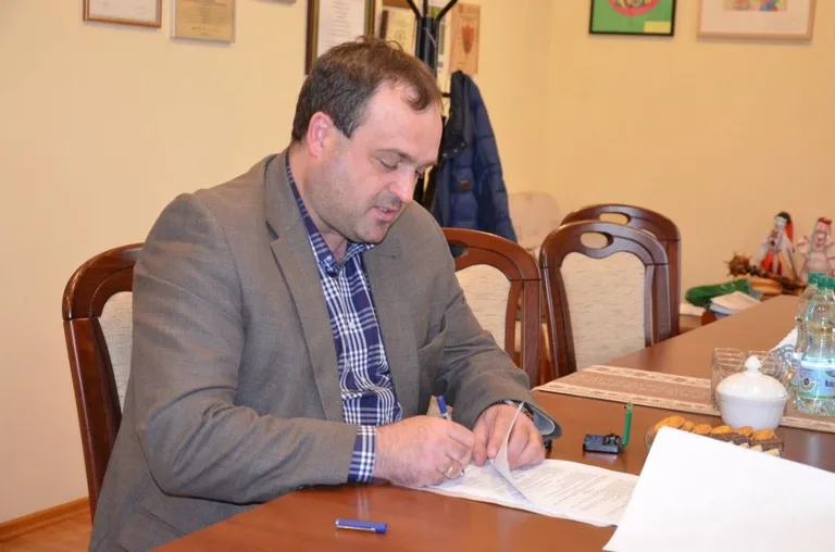 Powiat podpisał umowę na przebudowę drogi (zdjęcia)
