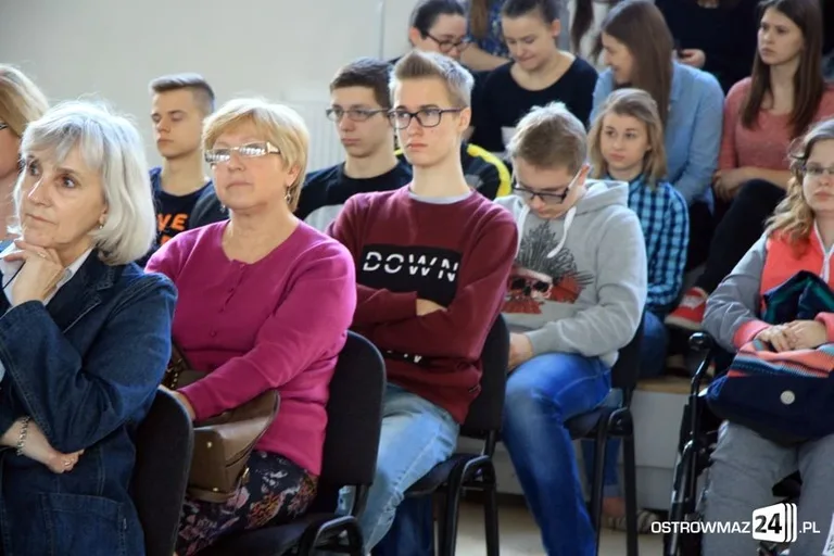 Holenderskie policjantki na spotkaniu z młodzieżą