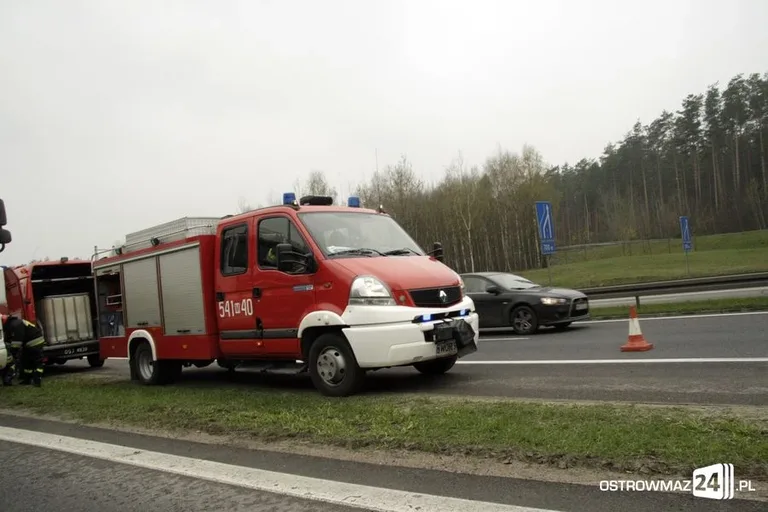 Ciężarówka uderzyła w barierki (zdjęcia)