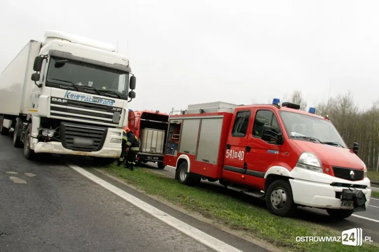 Ciężarówka uderzyła w barierki (zdjęcia)