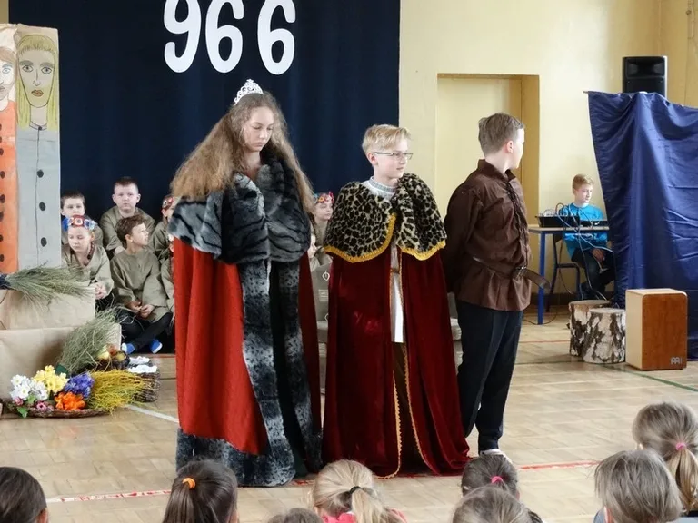 Mieszko I w murach SP nr 1 (zdjęcia)
