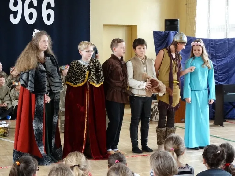 Mieszko I w murach SP nr 1 (zdjęcia)