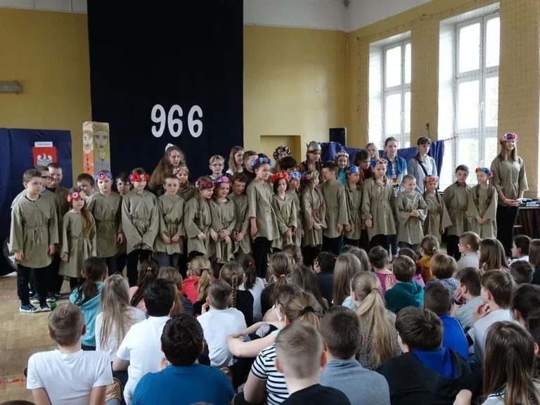 Mieszko I w murach SP nr 1 (zdjęcia)