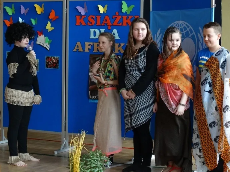 Książki dla Afryki (zdjęcia)