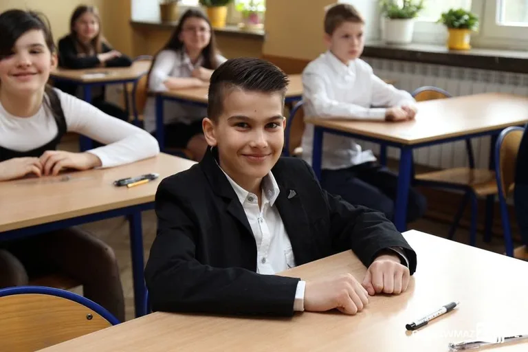 Szóstoklasiści piszą egzamin (zdjęcia)