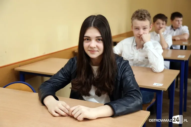 Szóstoklasiści piszą egzamin (zdjęcia)