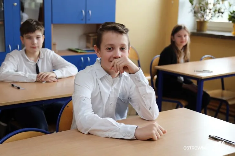 Szóstoklasiści piszą egzamin (zdjęcia)
