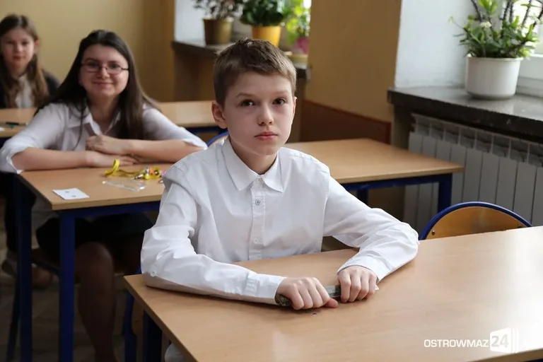 Szóstoklasiści piszą egzamin (zdjęcia)