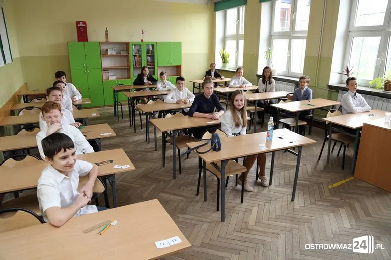 Szóstoklasiści piszą egzamin (zdjęcia)