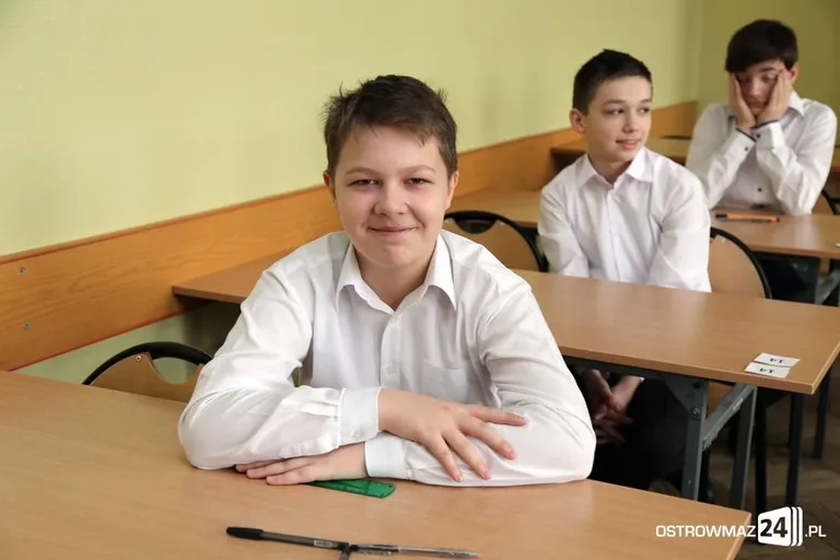 Szóstoklasiści piszą egzamin (zdjęcia)