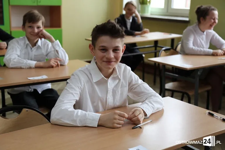 Szóstoklasiści piszą egzamin (zdjęcia)