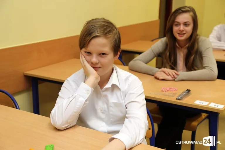Szóstoklasiści piszą egzamin (zdjęcia)