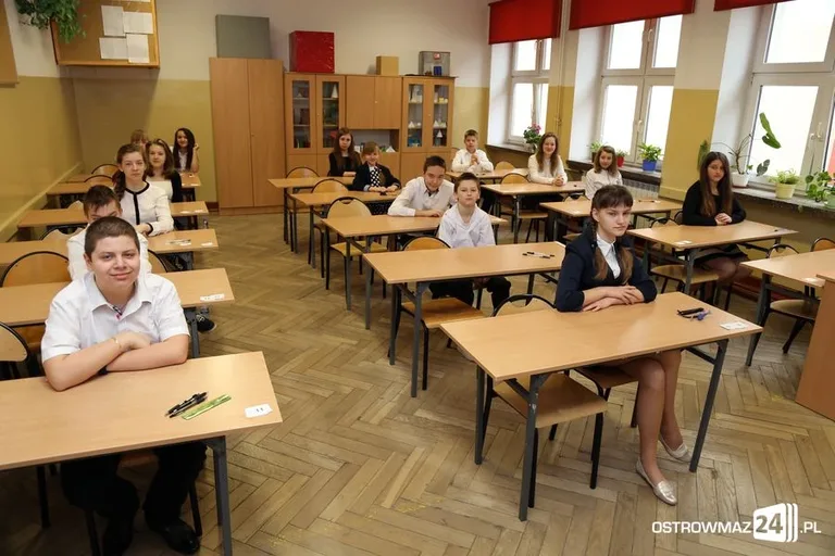 Szóstoklasiści piszą egzamin (zdjęcia)