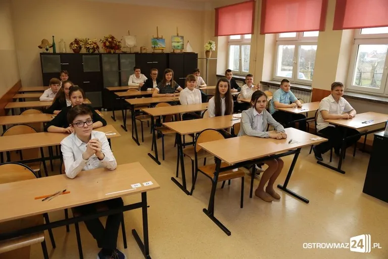 Szóstoklasiści piszą egzamin (zdjęcia)