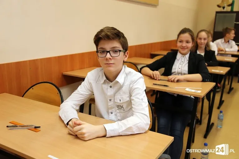 Szóstoklasiści piszą egzamin (zdjęcia)