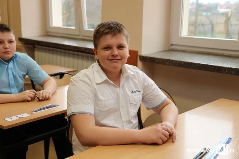 Szóstoklasiści piszą egzamin (zdjęcia)