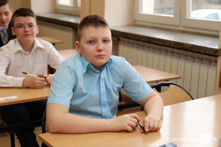 Szóstoklasiści piszą egzamin (zdjęcia)