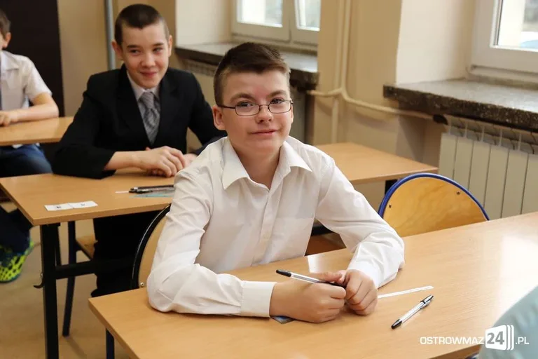 Szóstoklasiści piszą egzamin (zdjęcia)