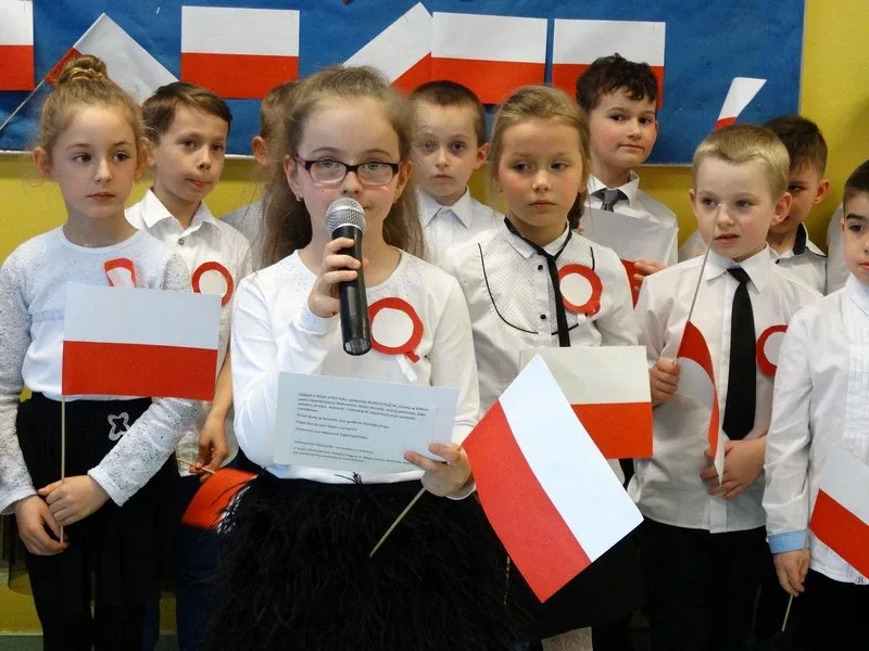 Młodzi uczniowie uczcili konstytucję (zdjęcia)