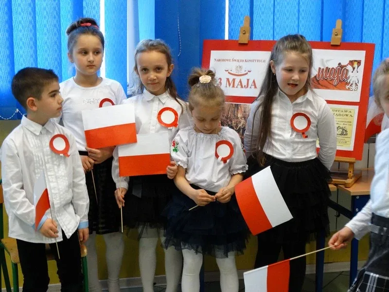 Młodzi uczniowie uczcili konstytucję (zdjęcia)