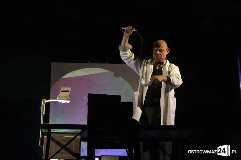 Widowisko teatralne "Dla mnie bomba" (zdjęcia, wideo)