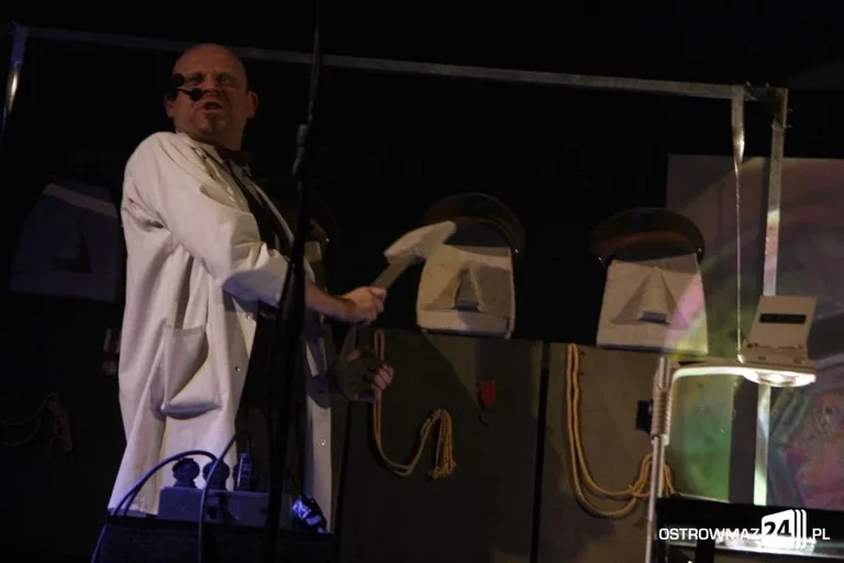 Widowisko teatralne "Dla mnie bomba" (zdjęcia, wideo)