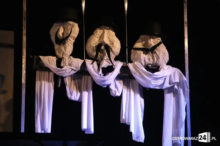 Widowisko teatralne "Dla mnie bomba" (zdjęcia, wideo)