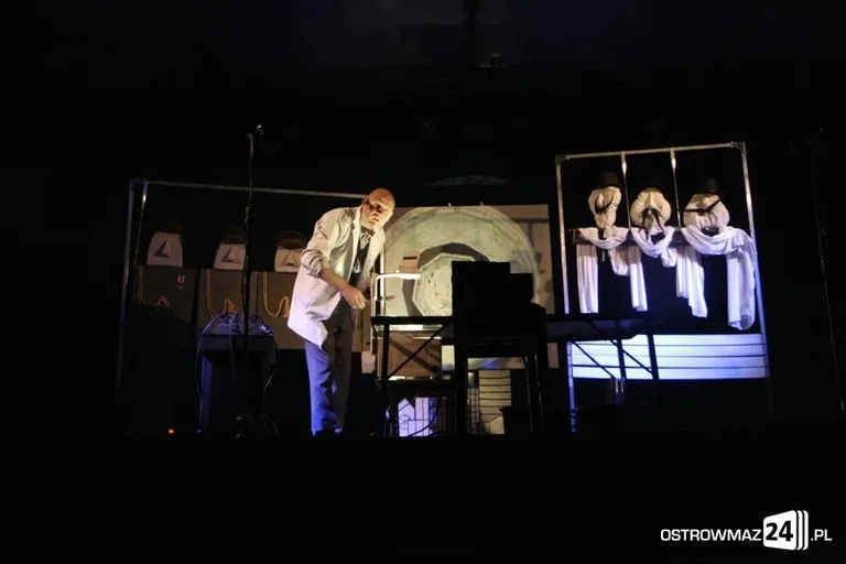 Widowisko teatralne "Dla mnie bomba" (zdjęcia, wideo)