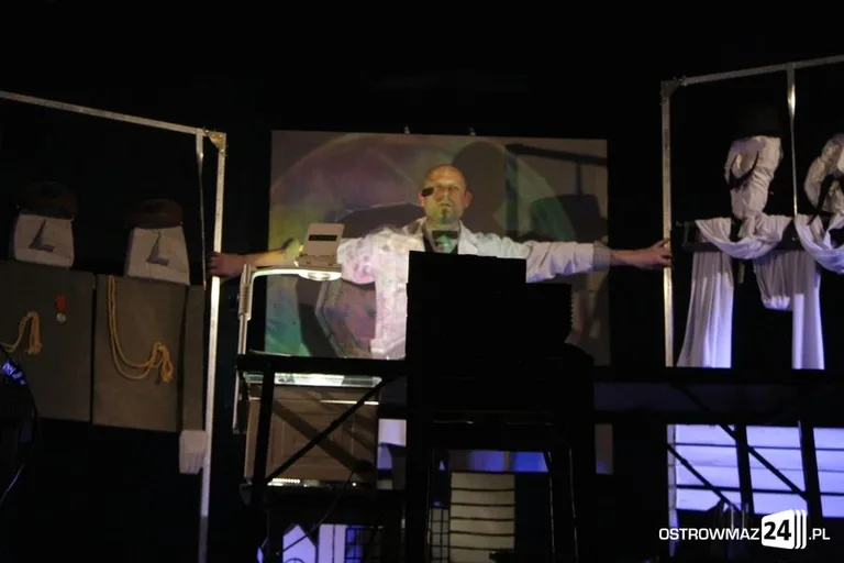 Widowisko teatralne "Dla mnie bomba" (zdjęcia, wideo)