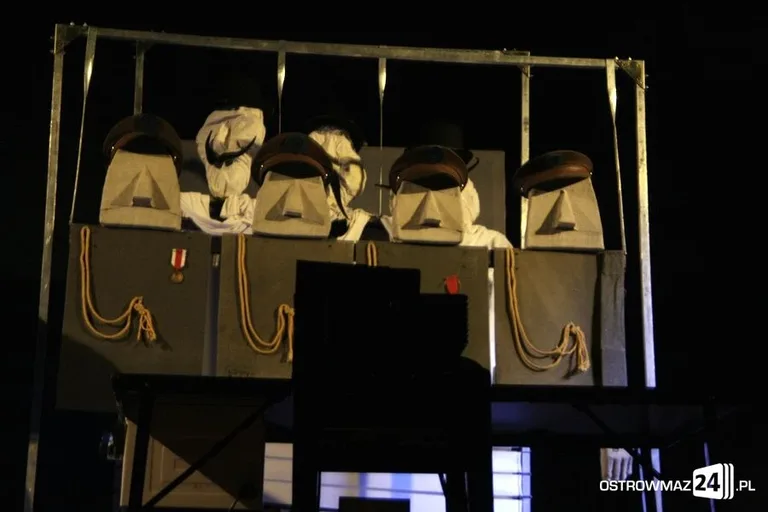 Widowisko teatralne "Dla mnie bomba" (zdjęcia, wideo)
