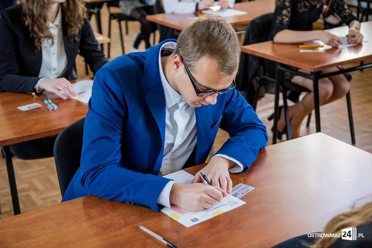 Maturzyści w zmaganiach z "królową nauk" (zdjęcia)