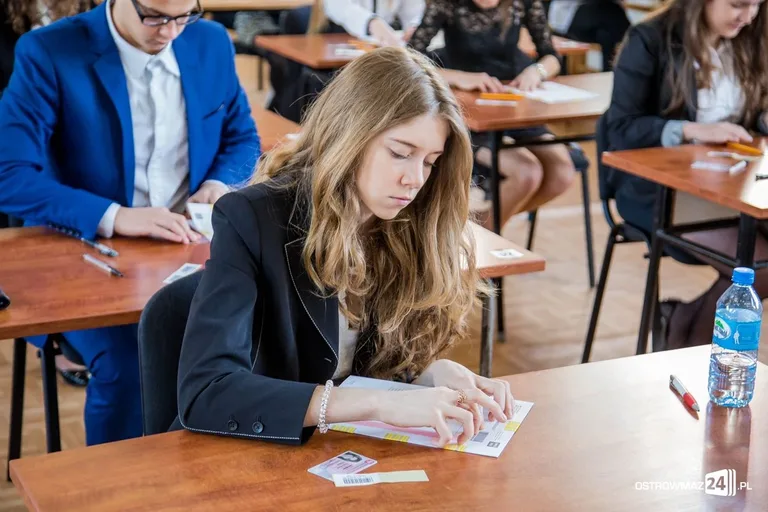 Maturzyści w zmaganiach z "królową nauk" (zdjęcia)