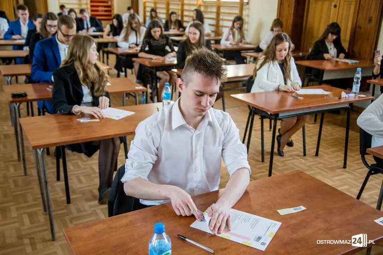 Maturzyści w zmaganiach z "królową nauk" (zdjęcia)