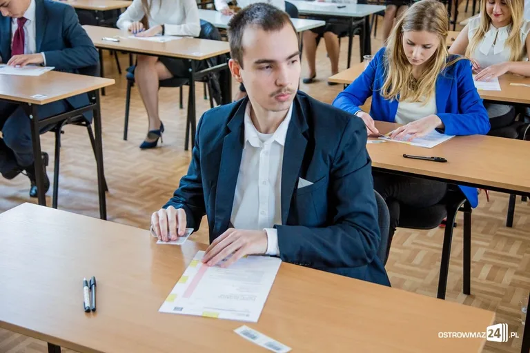 Maturzyści w zmaganiach z "królową nauk" (zdjęcia)