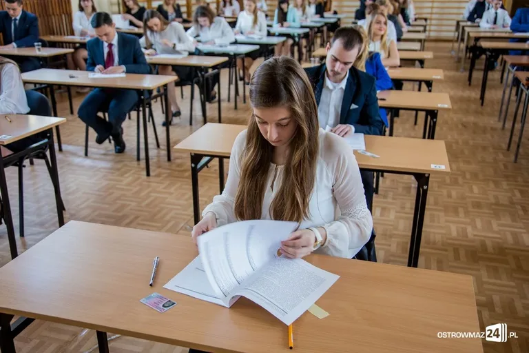 Maturzyści w zmaganiach z "królową nauk" (zdjęcia)