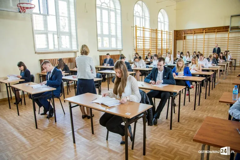 Maturzyści w zmaganiach z "królową nauk" (zdjęcia)