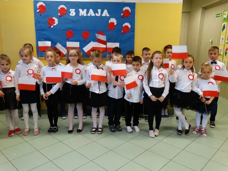 Młodzi uczniowie uczcili konstytucję (zdjęcia)