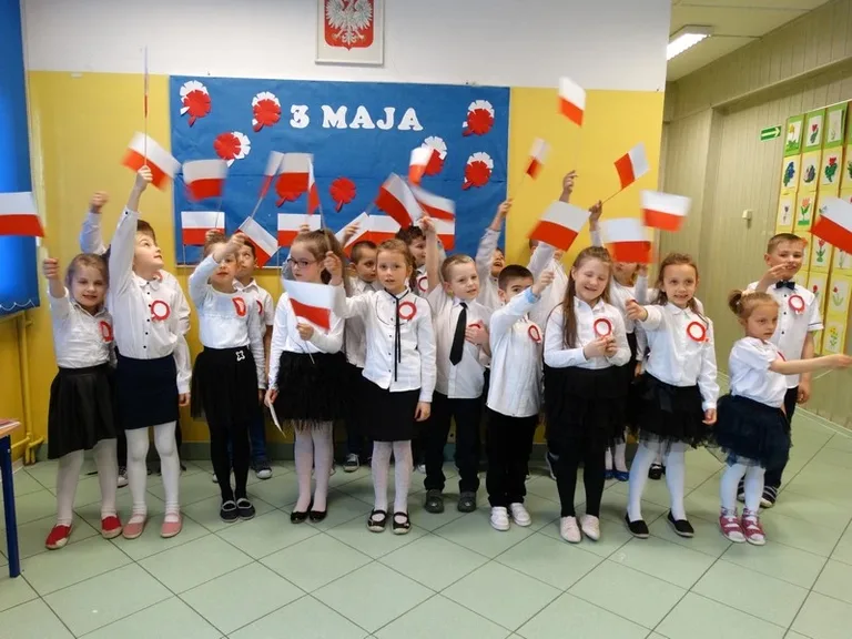 Młodzi uczniowie uczcili konstytucję (zdjęcia)