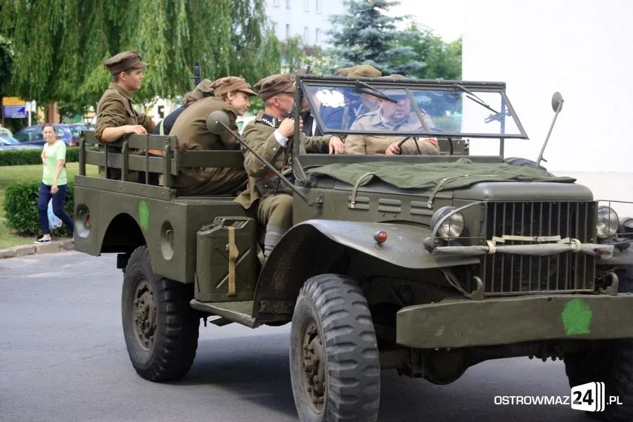 Rekonstrukcja historyczna przed ratuszem (zdjęcia, wideo)