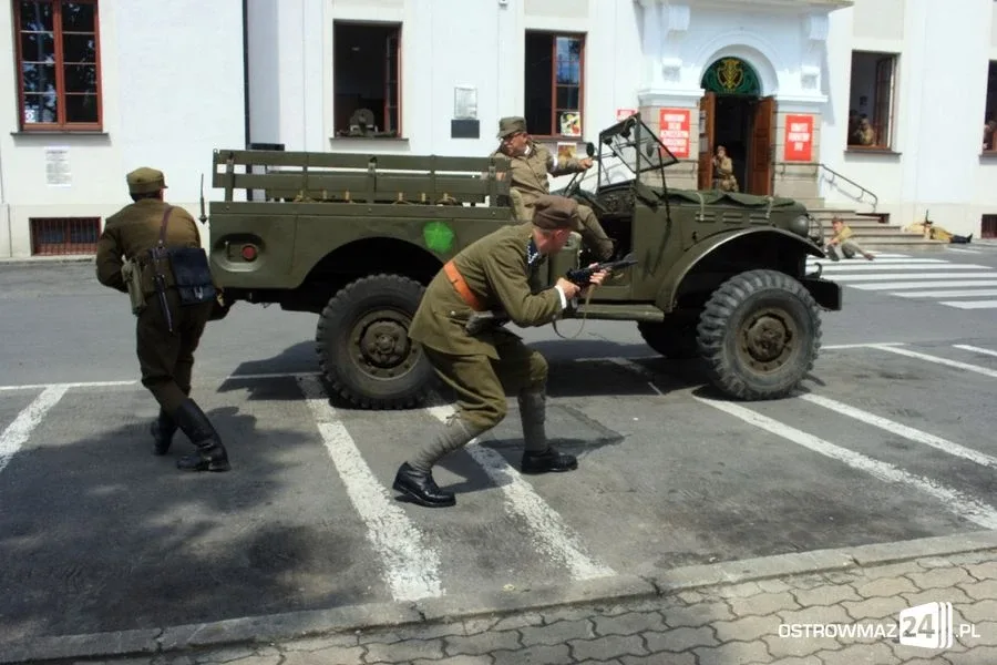 Rekonstrukcja historyczna przed ratuszem (zdjęcia, wideo)
