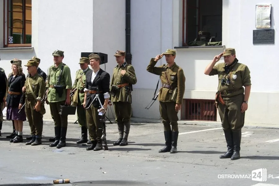 Rekonstrukcja historyczna przed ratuszem (zdjęcia, wideo)