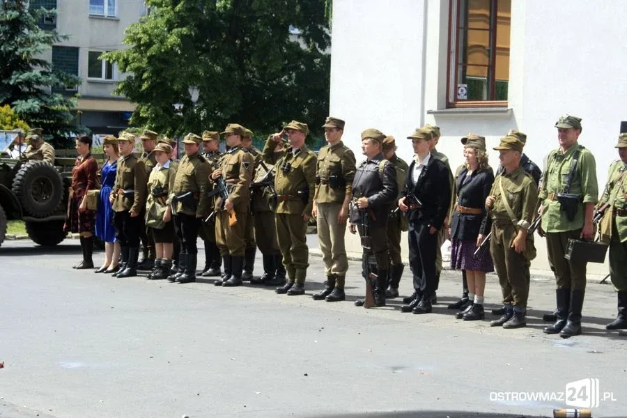 Rekonstrukcja historyczna przed ratuszem (zdjęcia, wideo)