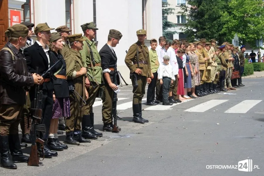 Rekonstrukcja historyczna przed ratuszem (zdjęcia, wideo)