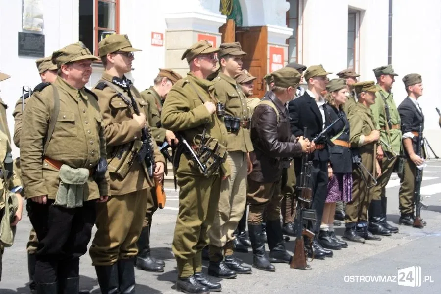 Rekonstrukcja historyczna przed ratuszem (zdjęcia, wideo)