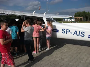 Ostrowscy uczniowie na lotnisku w Grądach
