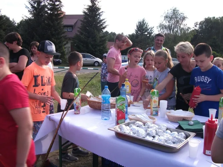 Ostrowscy uczniowie na lotnisku w Grądach